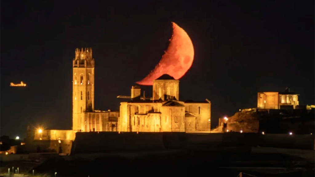Final photograph of the Moon aligned with Lleida cathedral